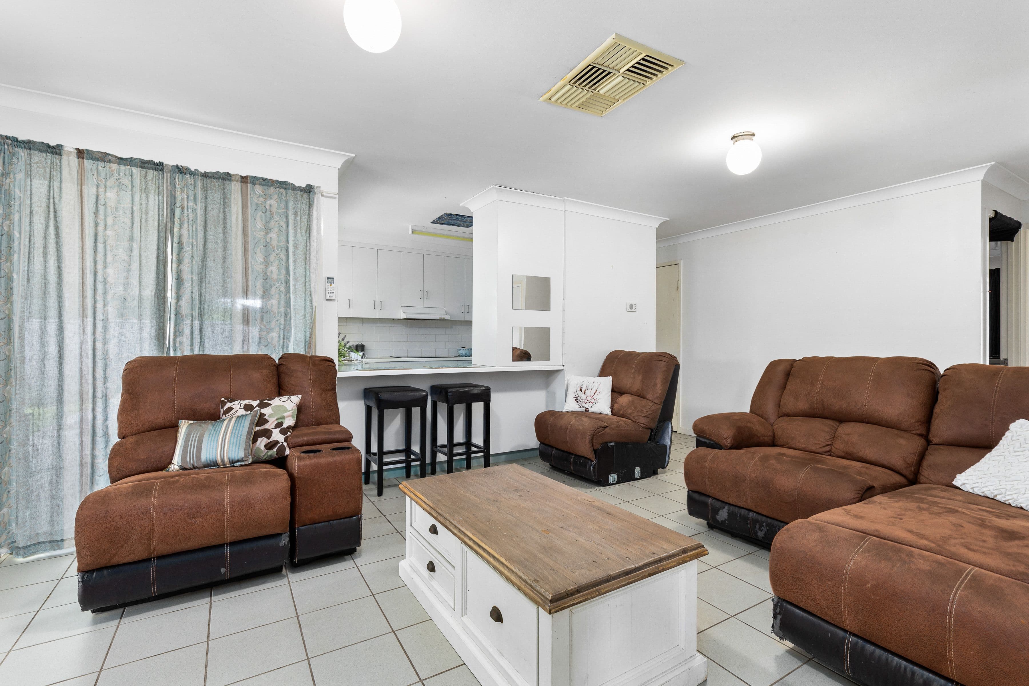 32 Jacqueline Drive, Emerald QLD 4720, Emerald - Thumbnail 2