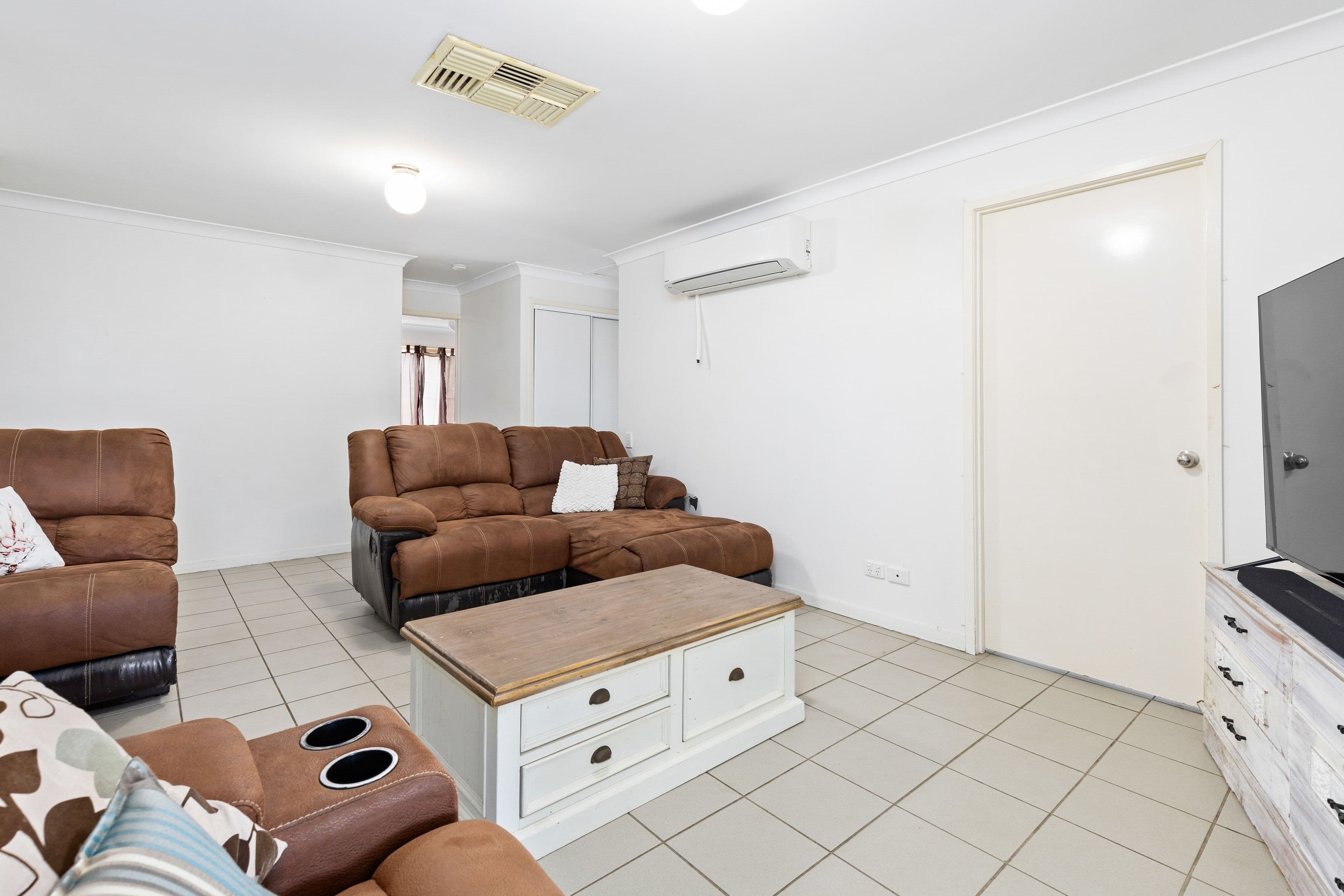 32 Jacqueline Drive, Emerald QLD 4720, Emerald - Thumbnail 3