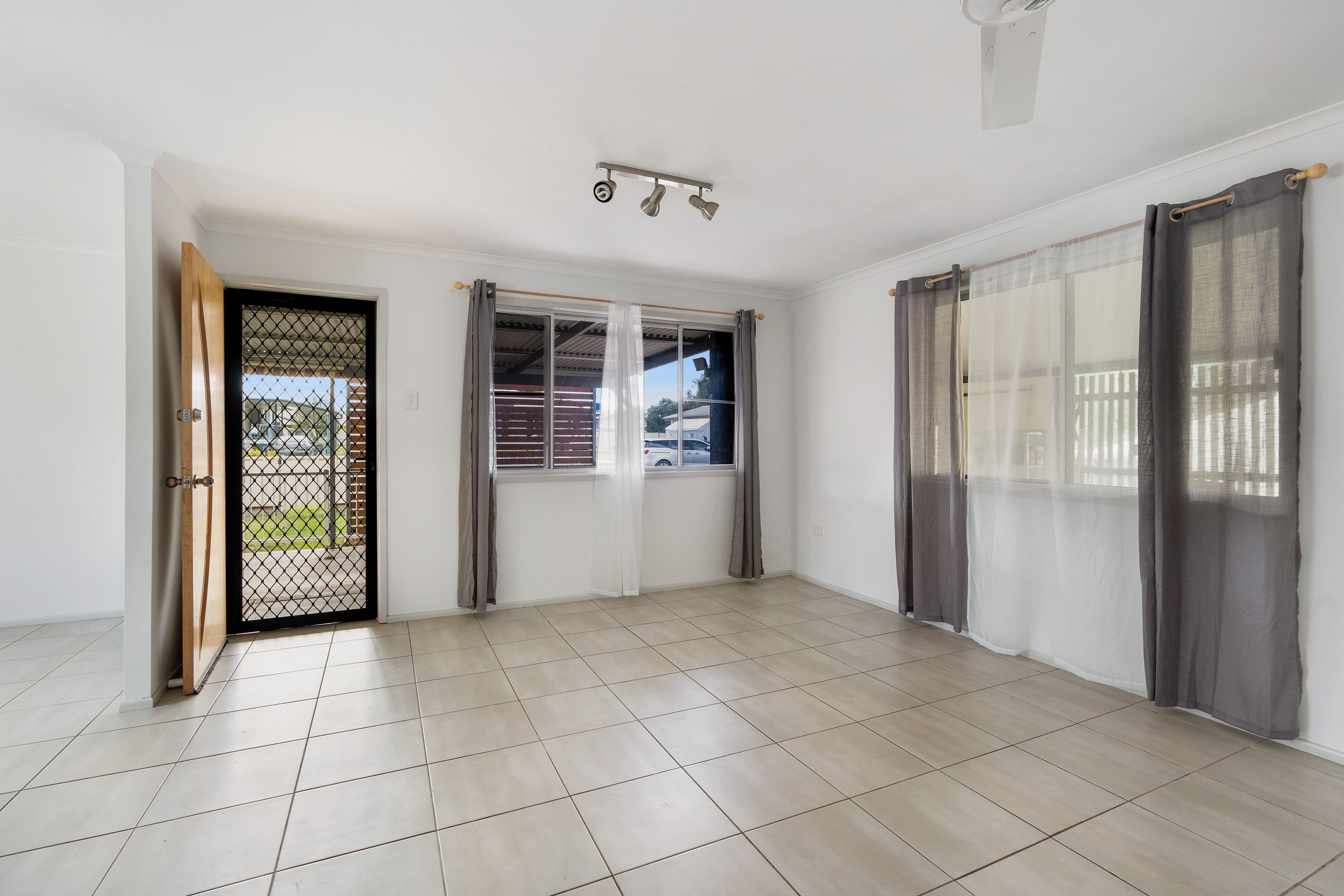 32 Diamond Avenue, Emerald QLD 4720, Emerald - Thumbnail 4