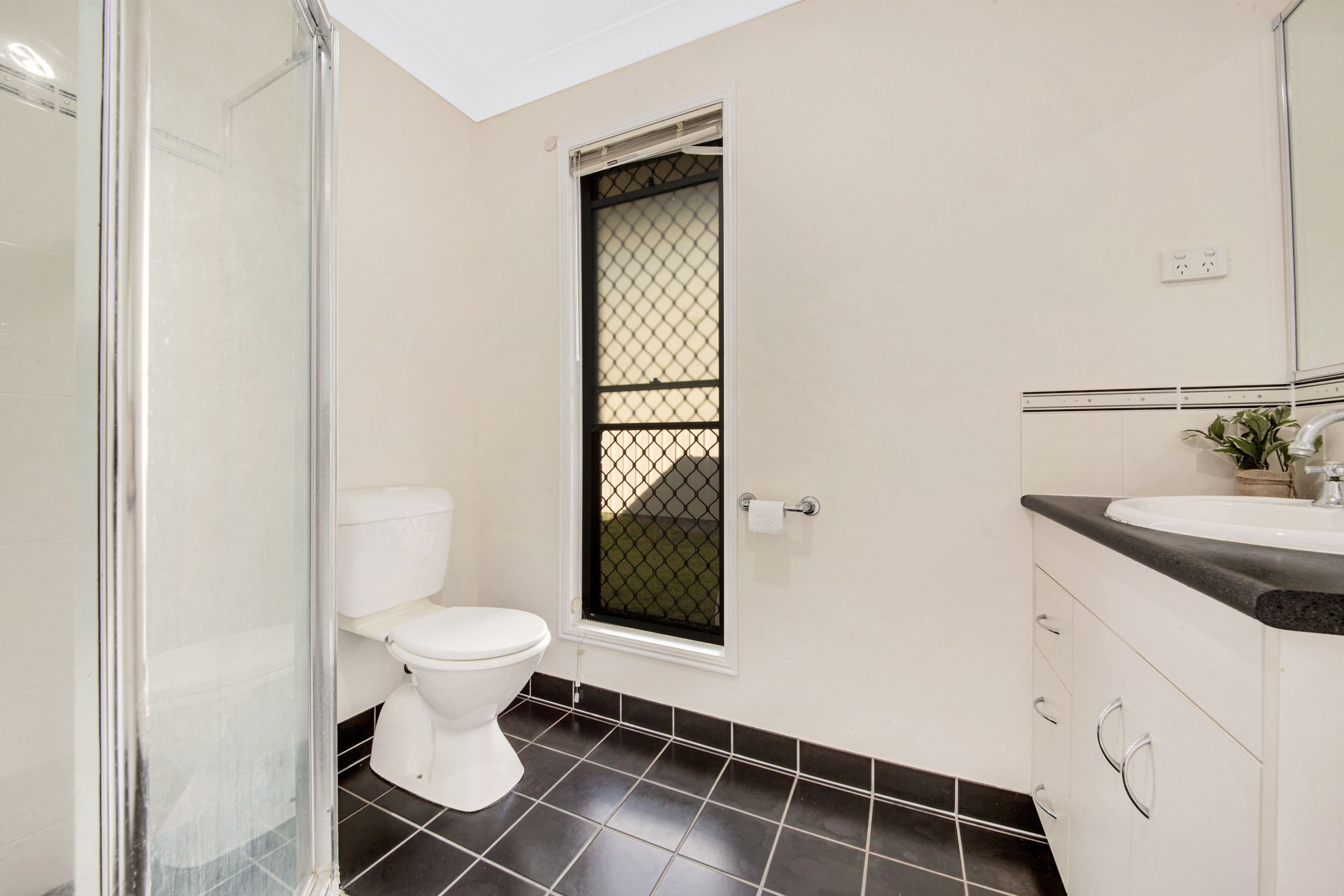 8 Dean Street, Glen Eden QLD 4680, Glen Eden - Thumbnail 7