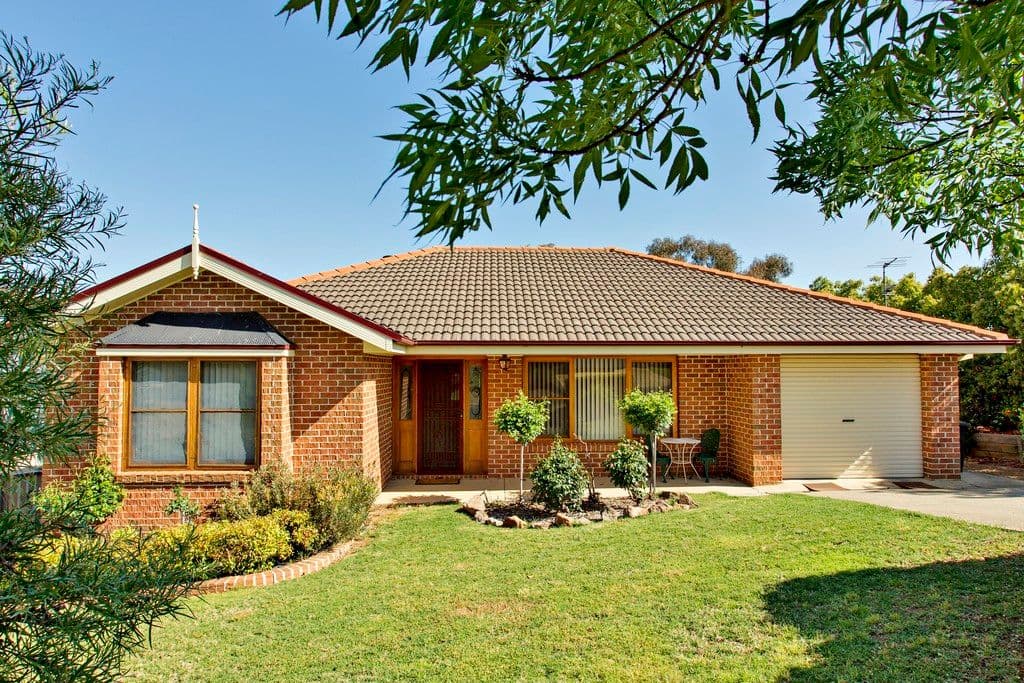 19 Mathew Crescent, Young - Image 1