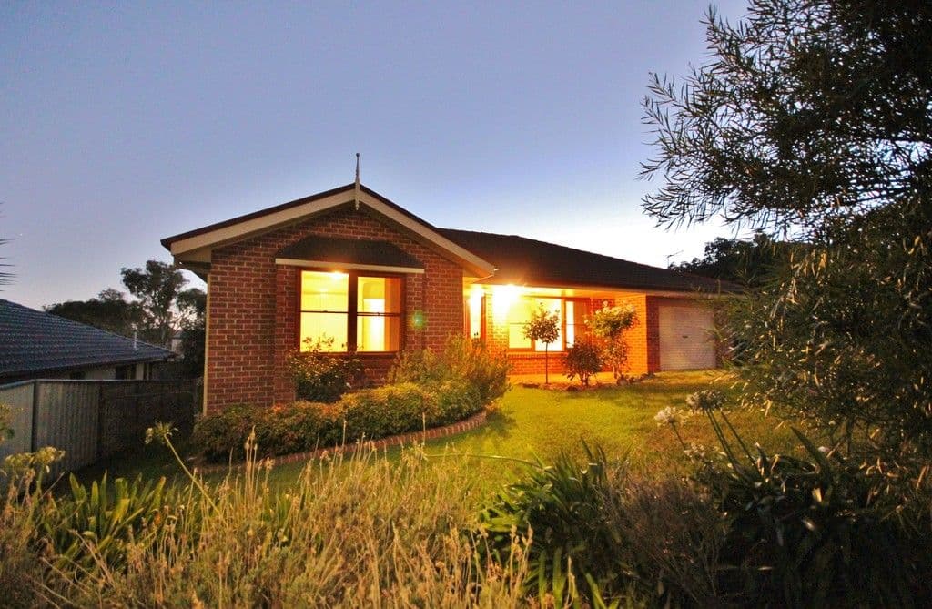 19 Mathew Crescent, Young - Thumbnail 2
