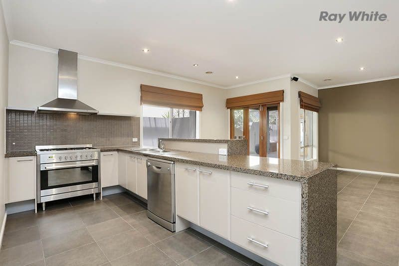 4 Cinnamon Grove, Point Cook VIC 3030, Point Cook - Thumbnail 3