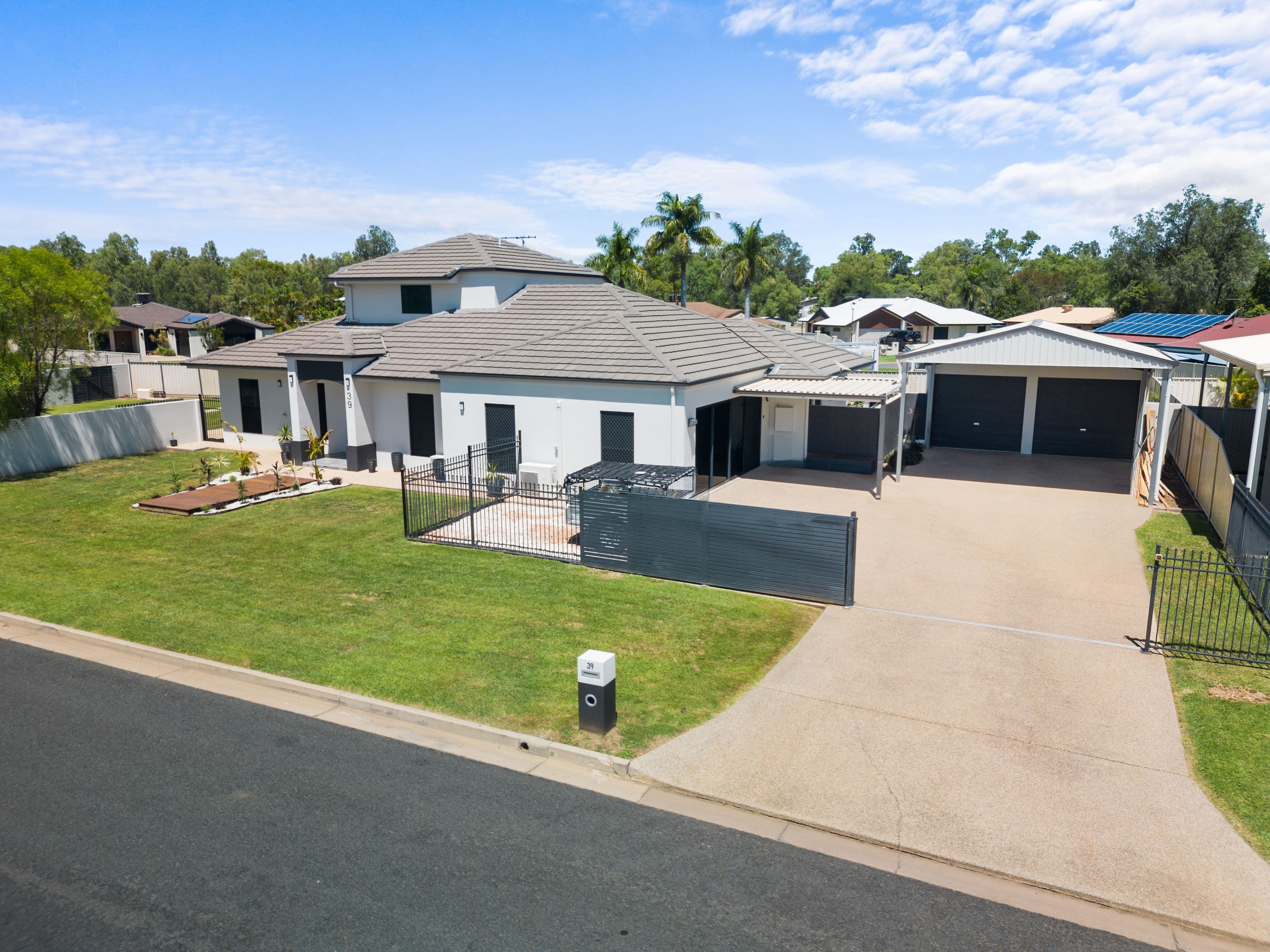 39 Kidd Street, Emerald QLD 4720, Emerald - Thumbnail 2