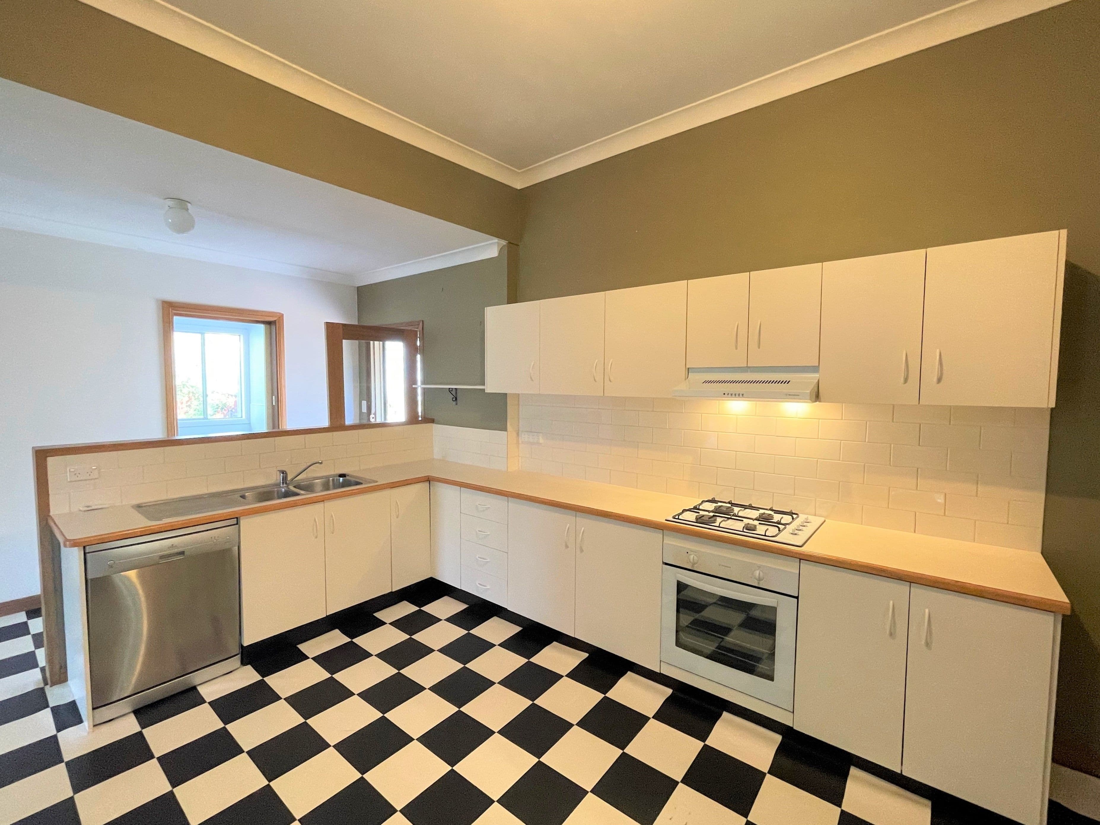 7 Yass Street, Young NSW 2594, Young - Thumbnail 2