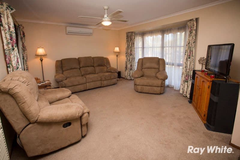 40 Dunbarton Drive, PAKENHAM VIC 3810, Pakenham - Thumbnail 2
