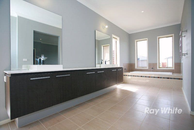 28 Nature Circuit, CRANBOURNE NORTH VIC 3977, Cranbourne North - Thumbnail 3