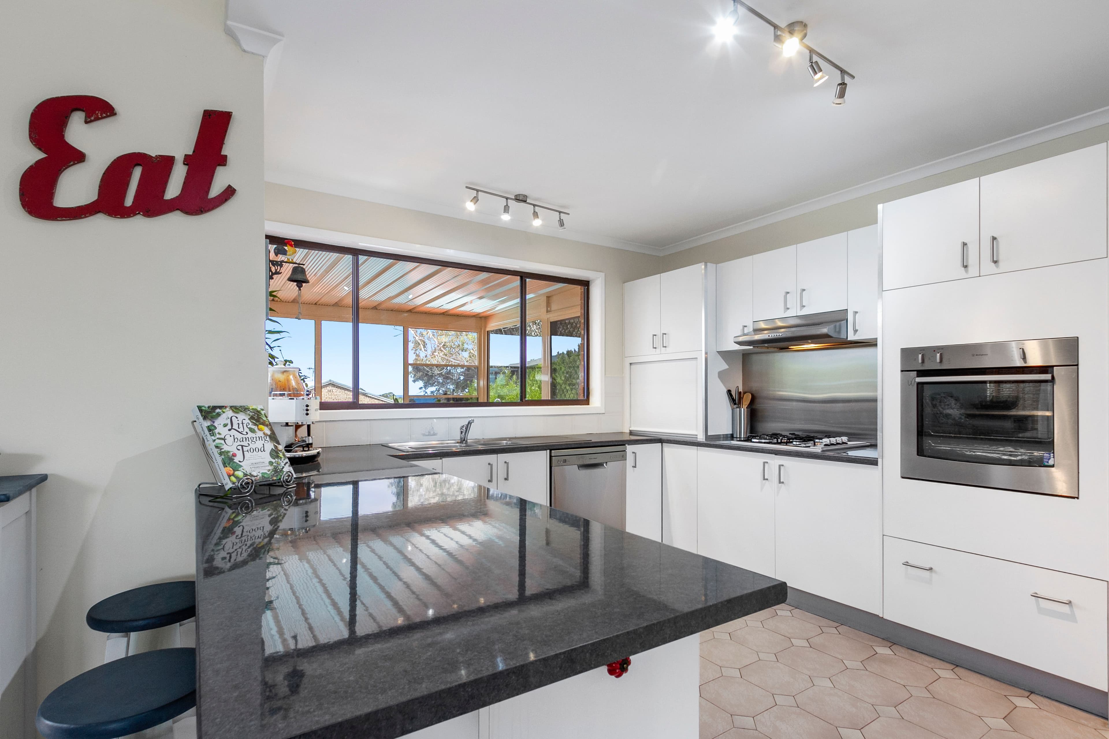 15 Wills Crescent, Denhams Beach - Thumbnail 6