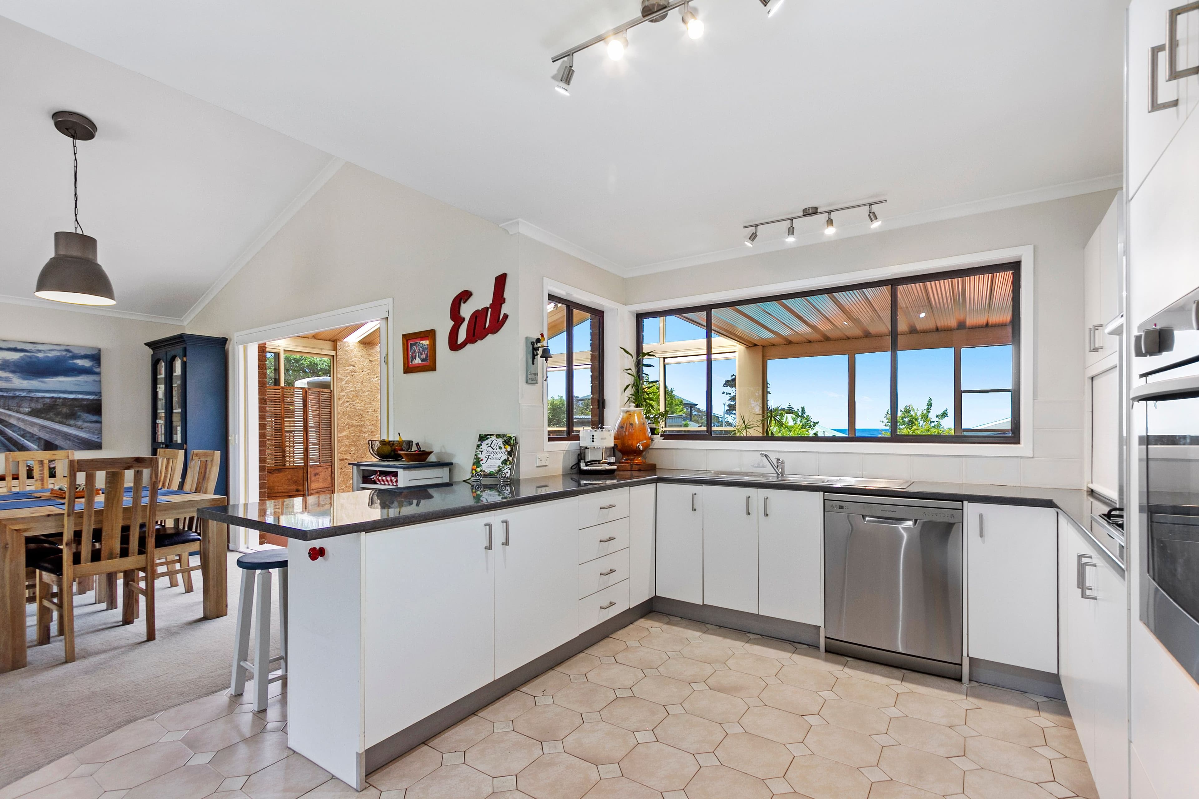 15 Wills Crescent, Denhams Beach - Thumbnail 7