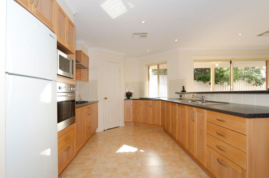 18 Passmore Avenue, PORT NOARLUNGA SA 5167, Port Noarlunga - Thumbnail 2