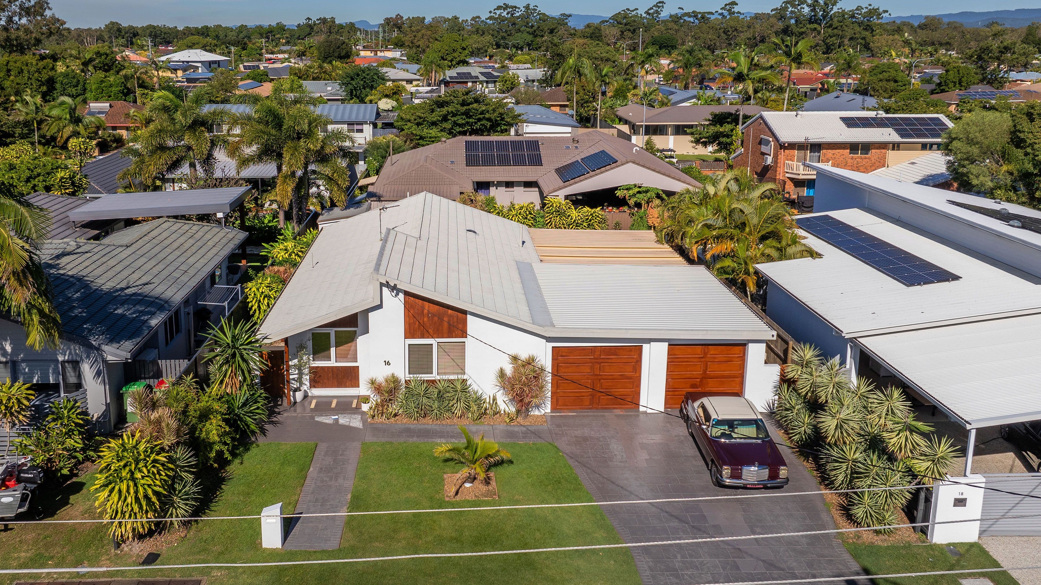 16 Robin Avenue, Paradise Point QLD 4216, Paradise Point - Thumbnail 2
