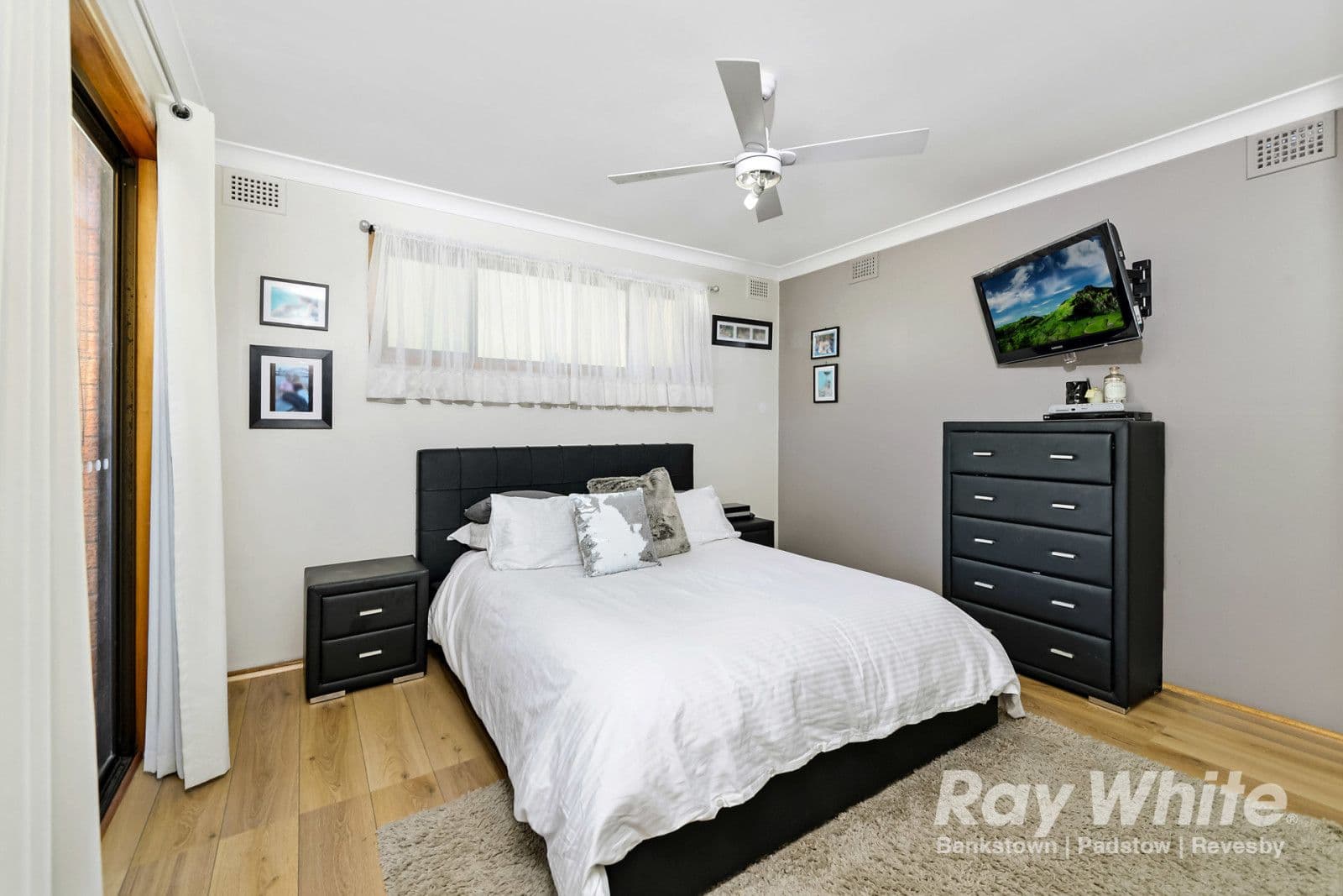 37 Oak Drive, Georges Hall - Thumbnail 5