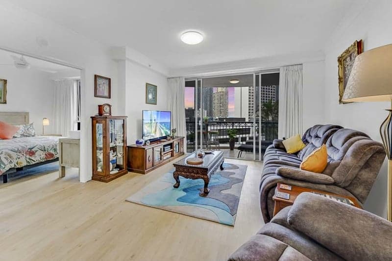 23 Ferny Avenue, Surfers Paradise - Thumbnail 2