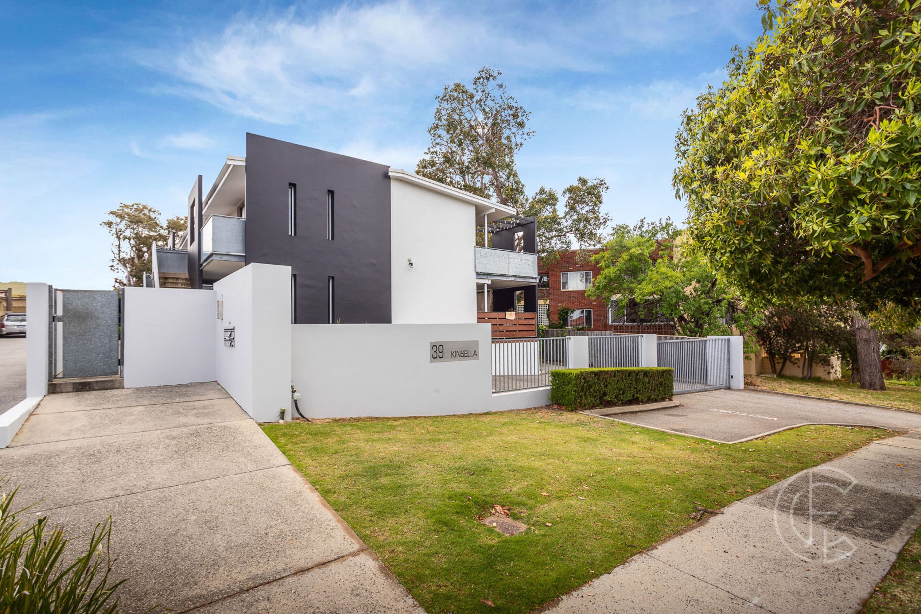 2/39 Kinsella Street, Joondanna - Thumbnail 2