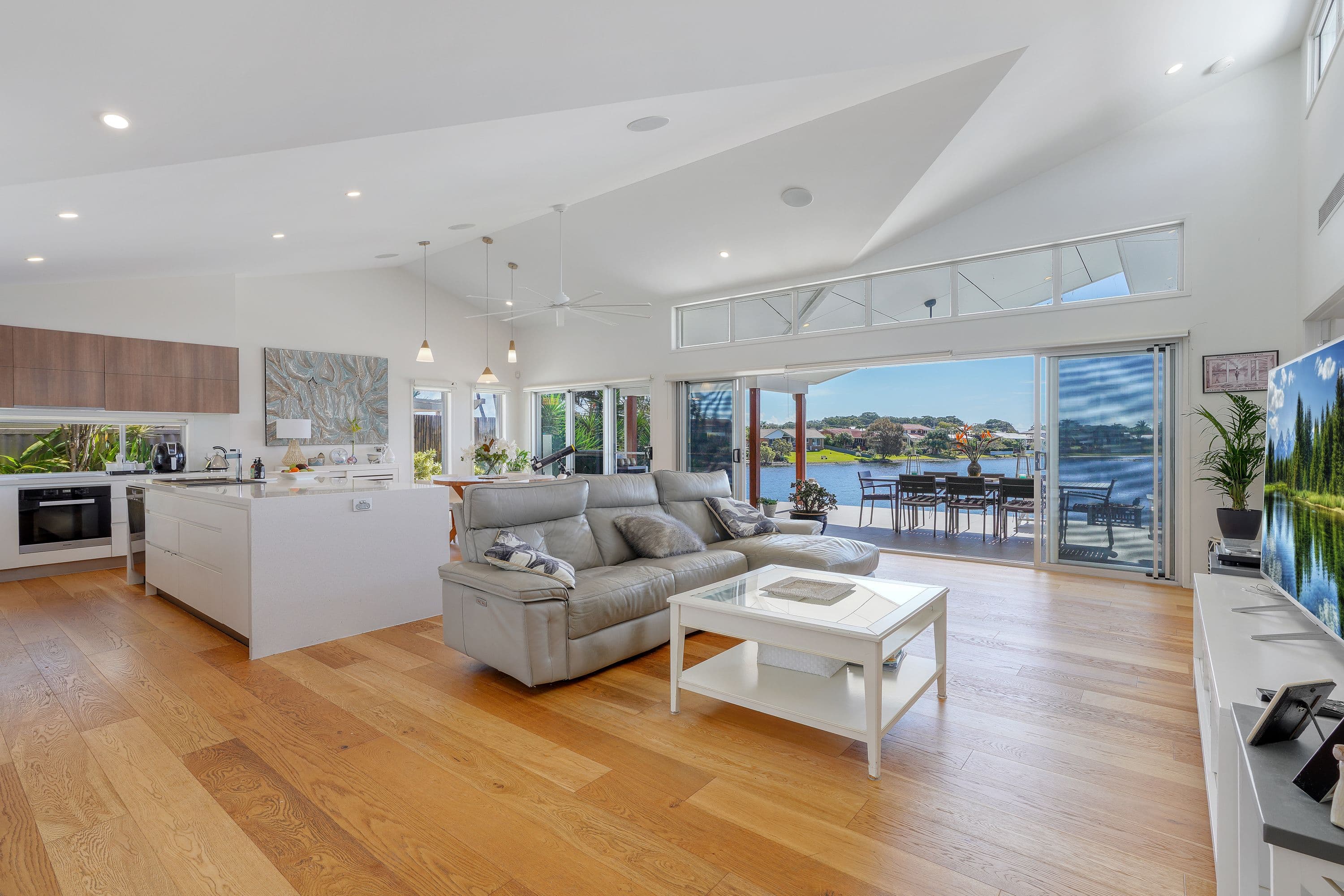 210 Acanthus Avenue, Burleigh Waters QLD 4220, Burleigh Waters - Thumbnail 3