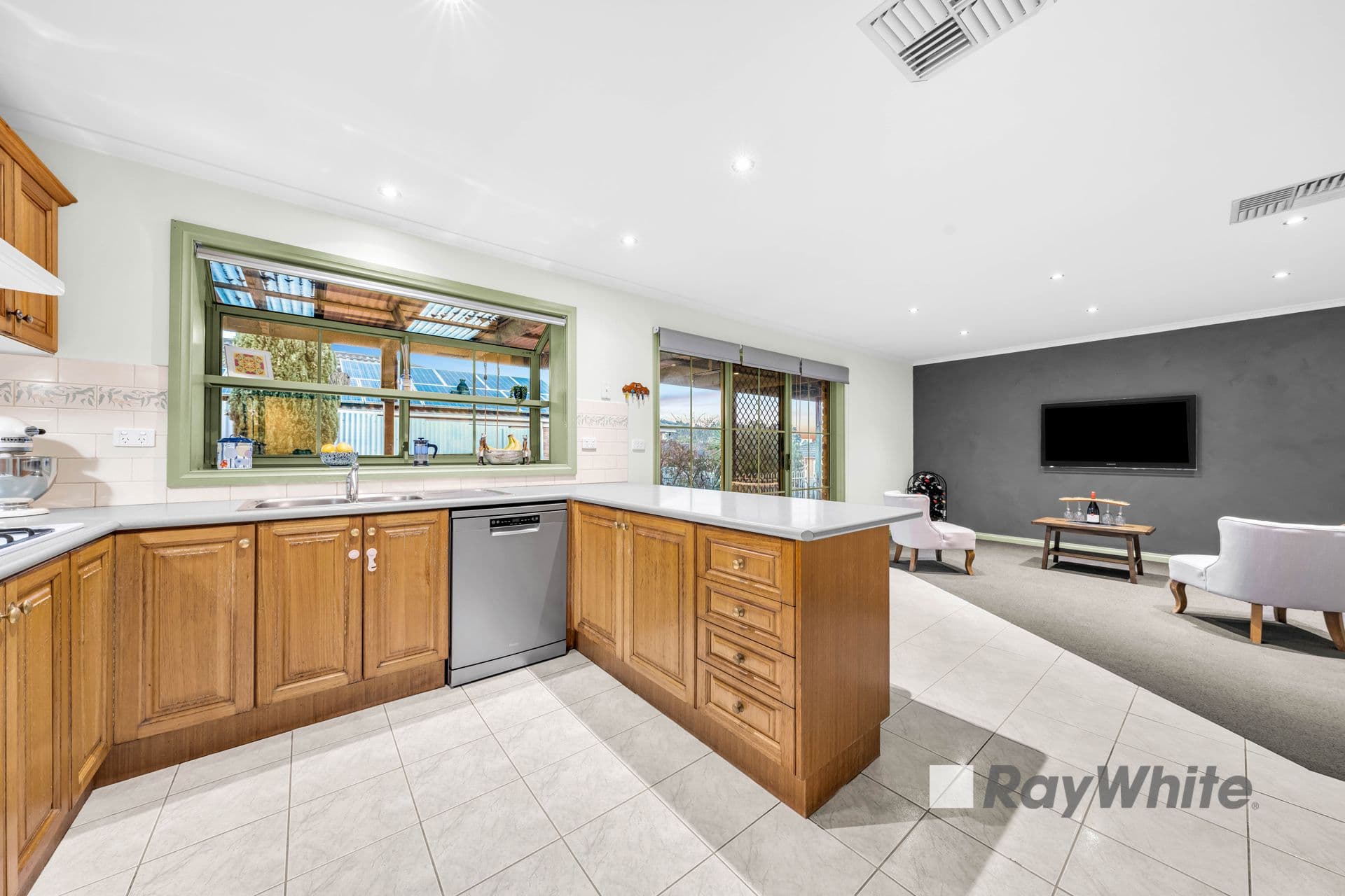 5 Sneddon Drive, Narre Warren South VIC 3805, Narre Warren South - Thumbnail 4
