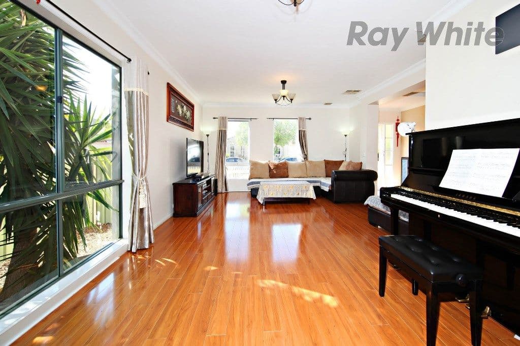 33 Glastonbury Circuit, Point Cook VIC 3030, Point Cook - Thumbnail 2