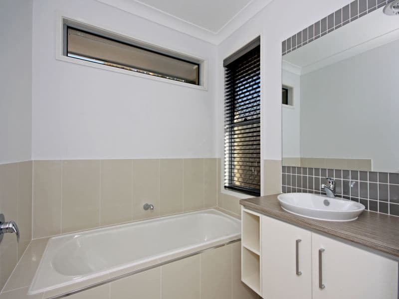 18 Stoney Creek Circuit, ORMEAU QLD 4208, Ormeau - Thumbnail 8