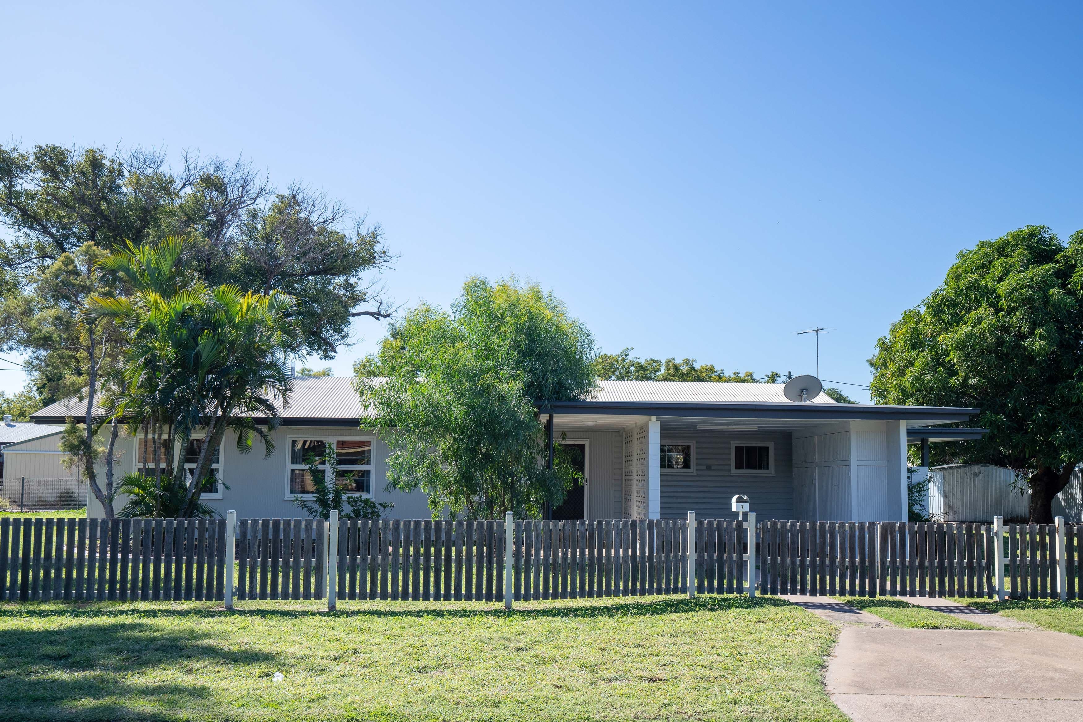 7 Harris Street, Emerald QLD 4720, Emerald - Thumbnail 2
