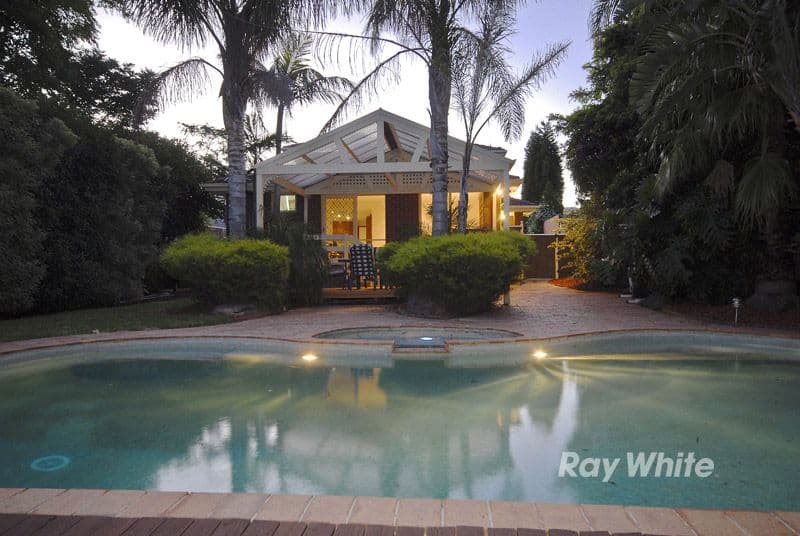33 Wakley Crescent, WANTIRNA SOUTH VIC 3152, Wantirna South - Thumbnail 2
