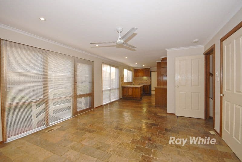 33 Wakley Crescent, WANTIRNA SOUTH VIC 3152, Wantirna South - Thumbnail 3