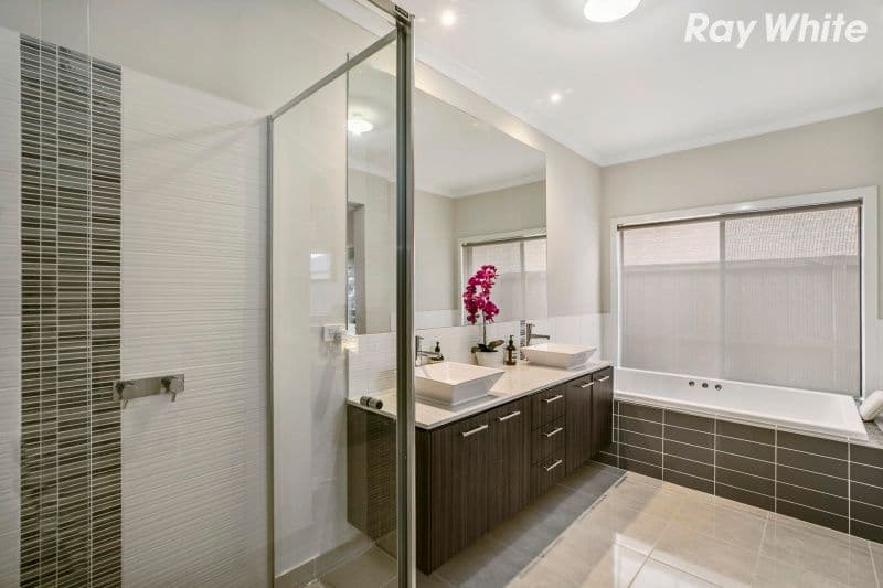 21 Lisa Avenue, Pakenham VIC 3810, Pakenham - Thumbnail 3