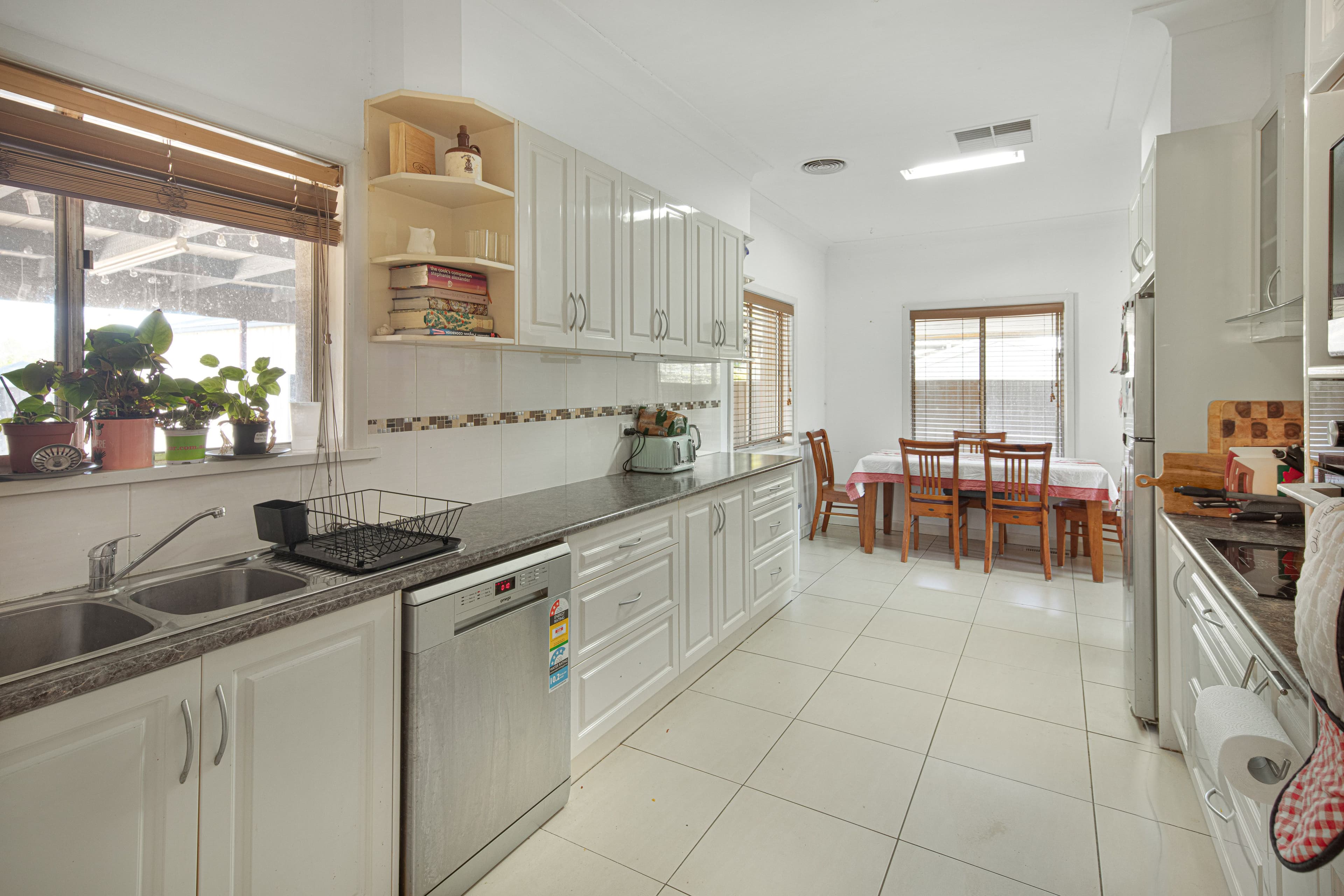 1043 Caratel Street, North Albury NSW 2640, North Albury - Thumbnail 2