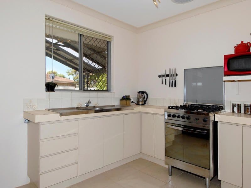 31 Gumnut Crescent, SAFETY BAY WA 6169, Safety Bay - Thumbnail 3