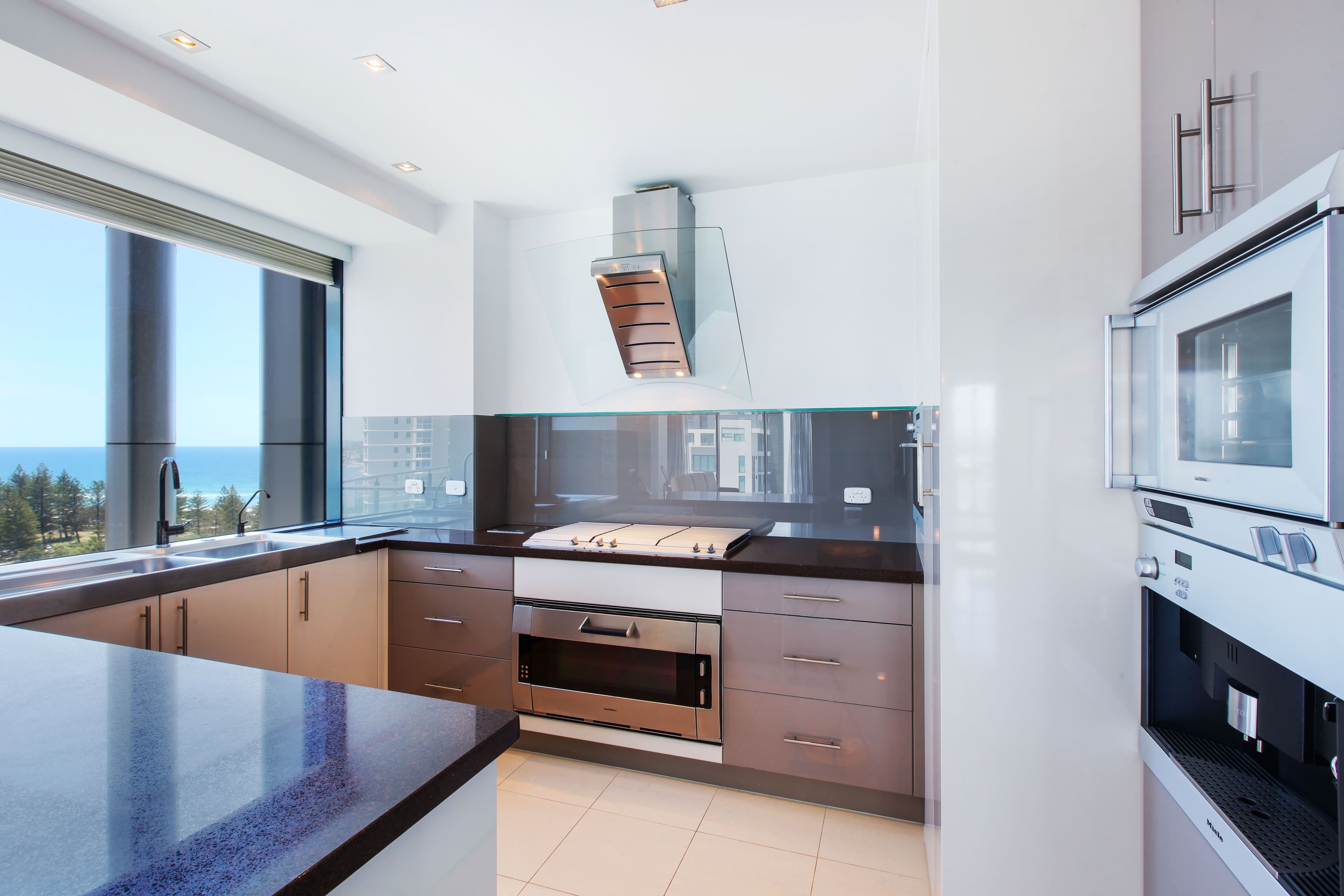 11 Peak Avenue, Main Beach QLD 4217, Main Beach - Thumbnail 6