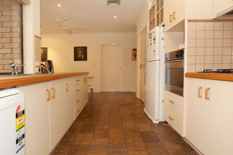 20 Mannering Drive, GLEN WAVERLEY VIC 3150, Glen Waverley - Thumbnail 2