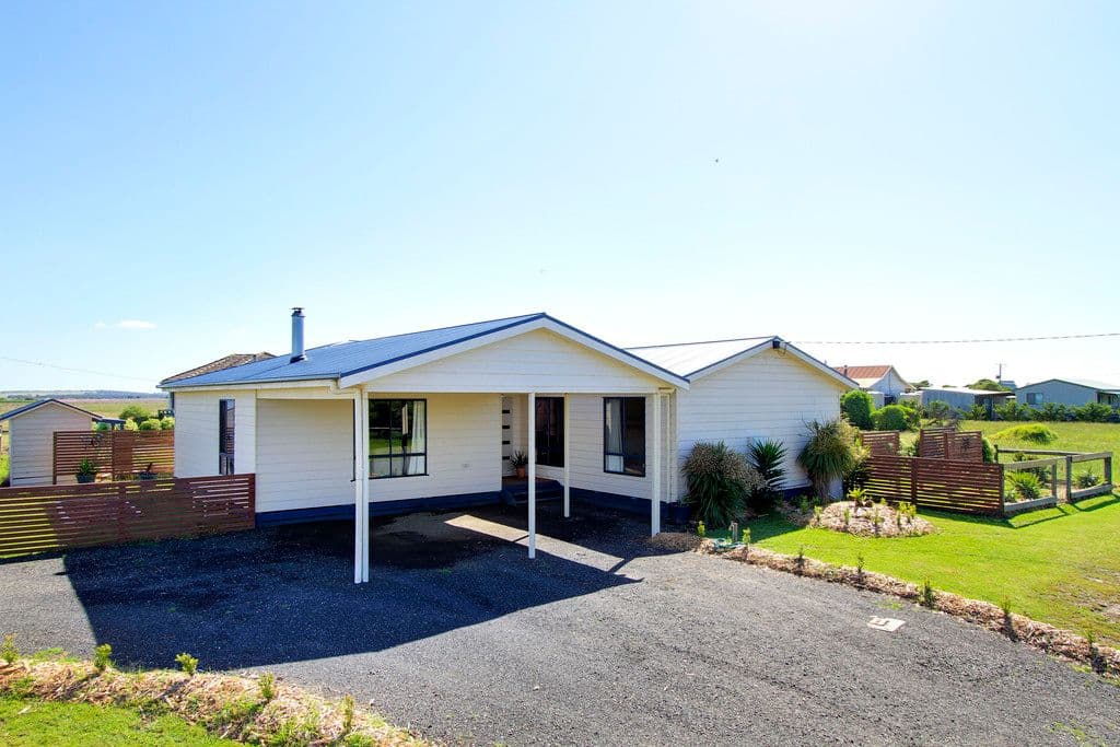 17 Centre Road, SEASPRAY VIC 3851, Seaspray - Image 1