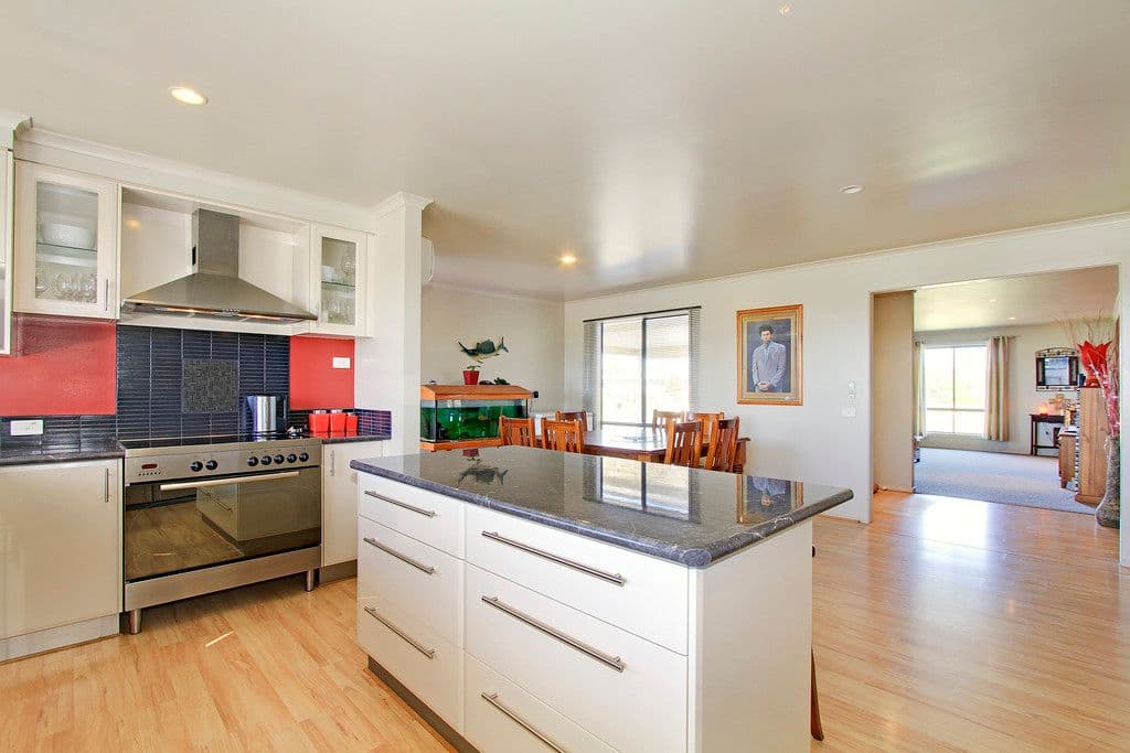 17 Centre Road, SEASPRAY VIC 3851, Seaspray - Thumbnail 2