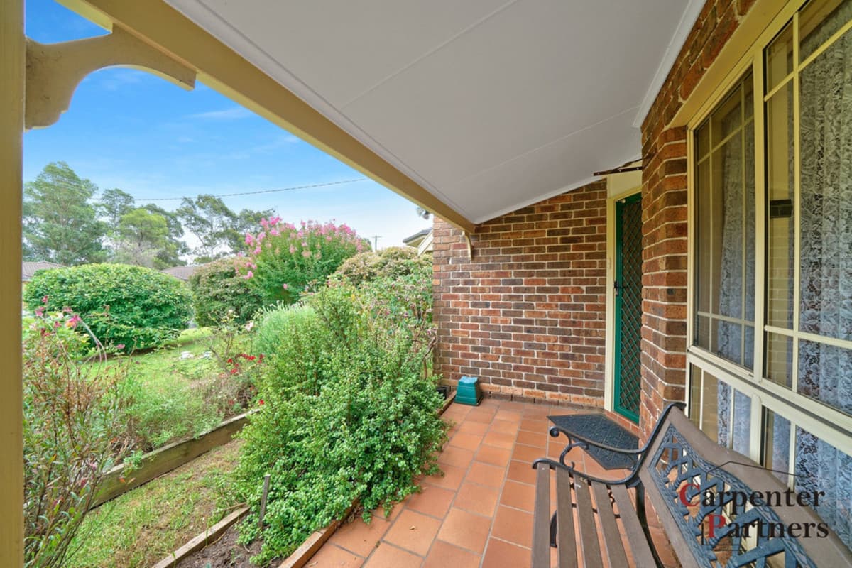 Get in quick for this one.3 bedroom home, spacious lounge and dining room, neat kitchen with family/meals area and internal access to a single garage. This strata title property offers high ceilings, ..., Spacious Lounge And Dining Room - Thumbnail 8
