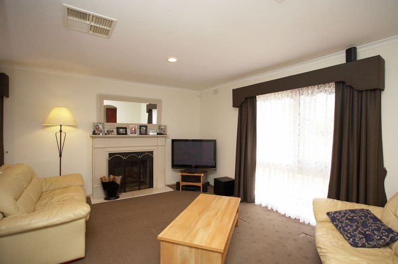 88 West Melton Drive, MELTON WEST VIC 3337, Melton West - Thumbnail 3
