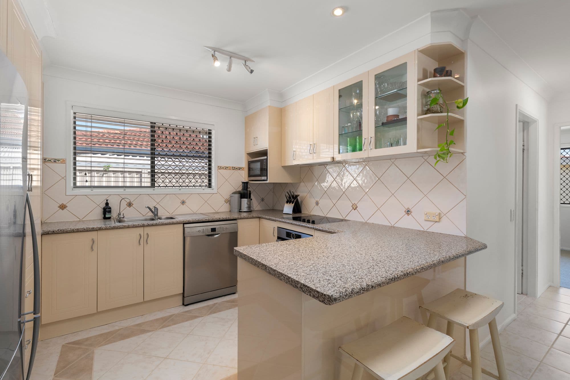 205 Acanthus Avenue, Burleigh Waters QLD 4220, Burleigh Waters - Thumbnail 4