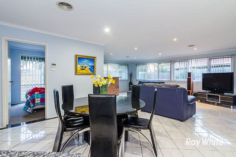 18 Loganberry Close, Cranbourne North VIC 3977, Cranbourne North - Thumbnail 2