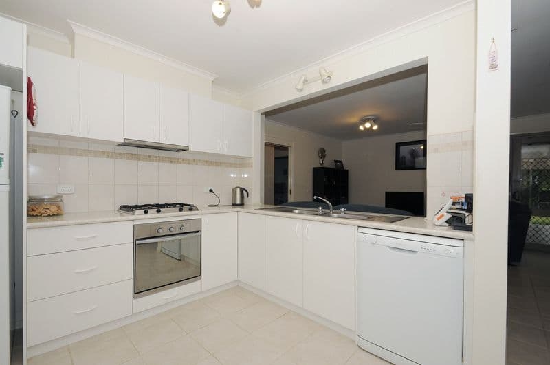 41 Luscombe Avenue, CARRUM DOWNS VIC 3201, Carrum Downs - Thumbnail 2