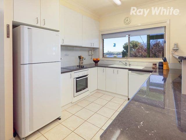 10 Craig Drive, BELLBRIDGE VIC 3691, Bellbridge - Thumbnail 2