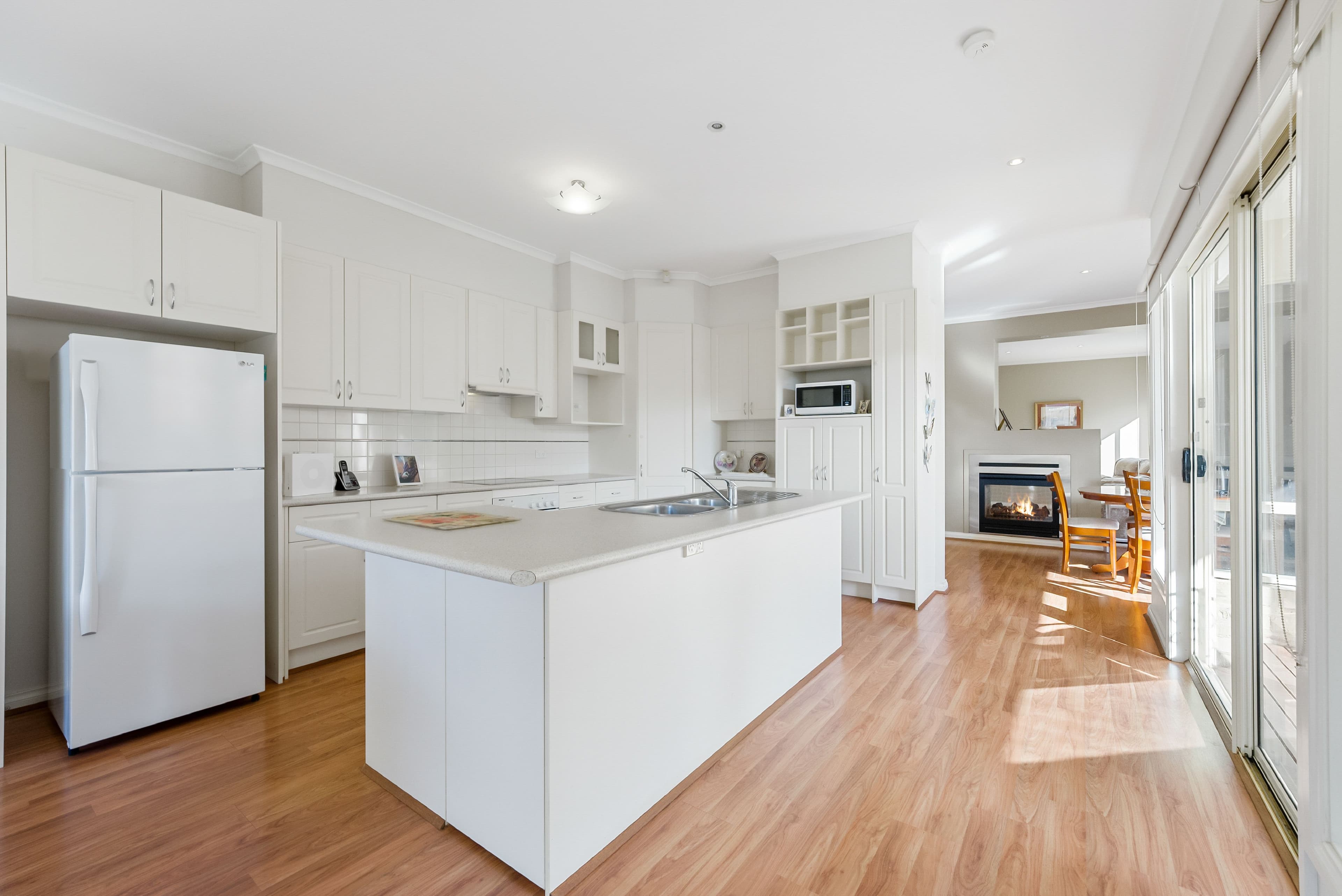 10 Tyrell Walk, Caroline Springs VIC 3023, Caroline Springs - Thumbnail 2
