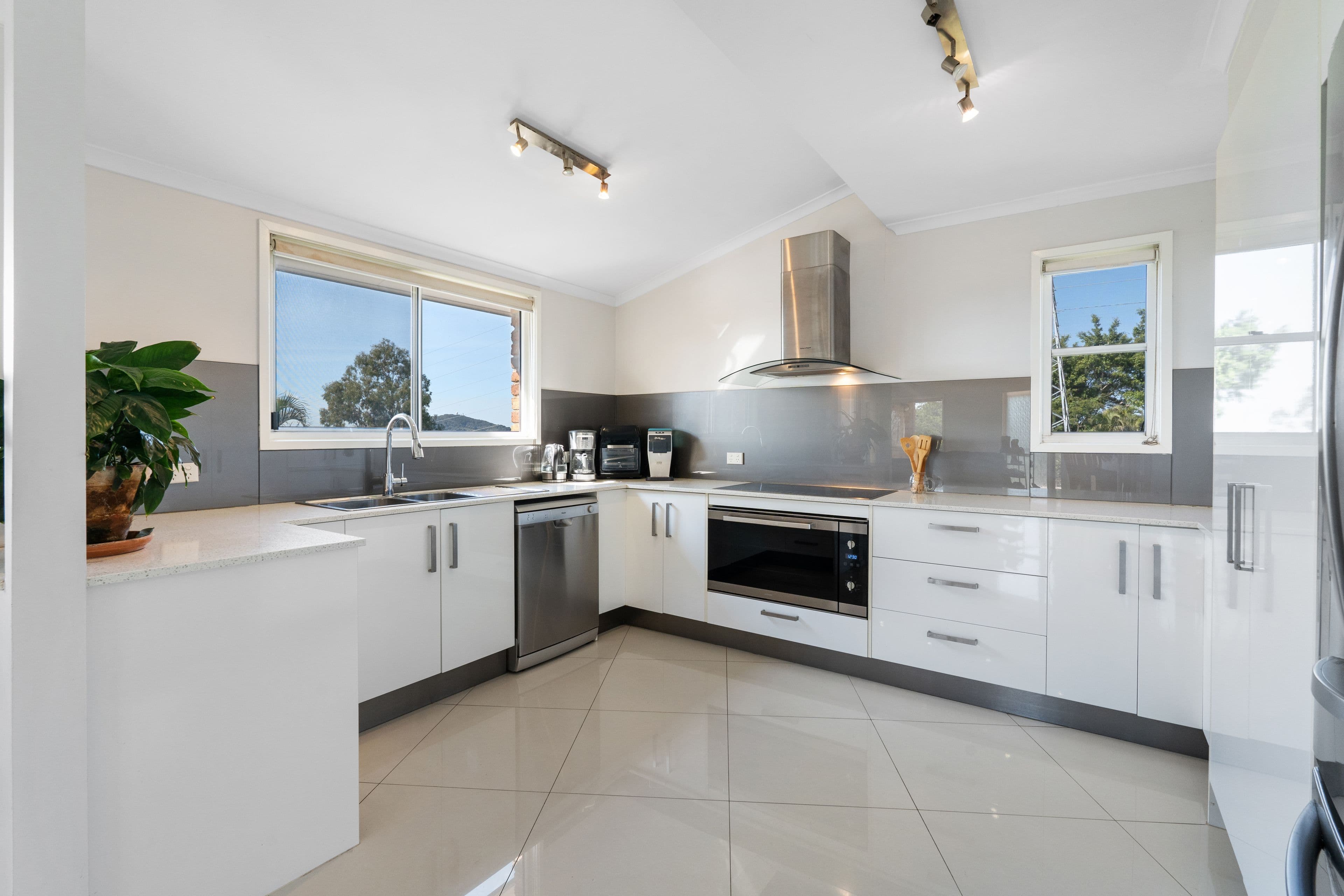 10 Leanne Court, Mount Warren Park QLD 4207, Mount Warren Park - Thumbnail 2