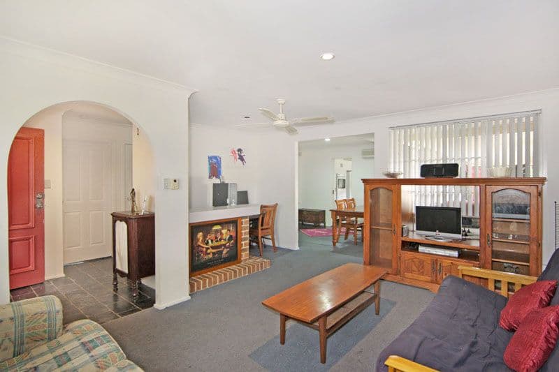 205 Cresthaven Avenue, BATEAU BAY NSW 2261, Bateau Bay - Thumbnail 2