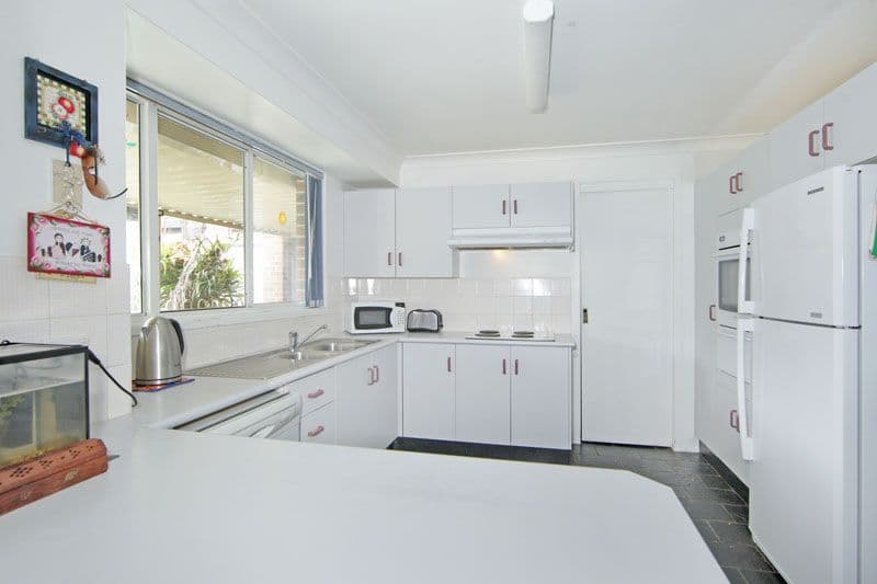 205 Cresthaven Avenue, BATEAU BAY NSW 2261, Bateau Bay - Thumbnail 3