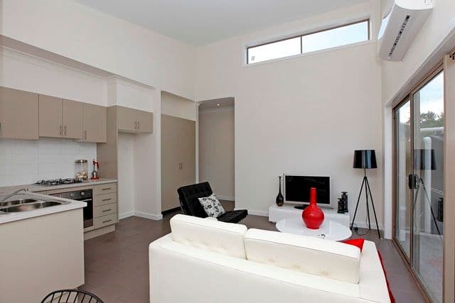 15 Chaleyer Street, RESERVOIR VIC 3073, Reservoir - Thumbnail 4