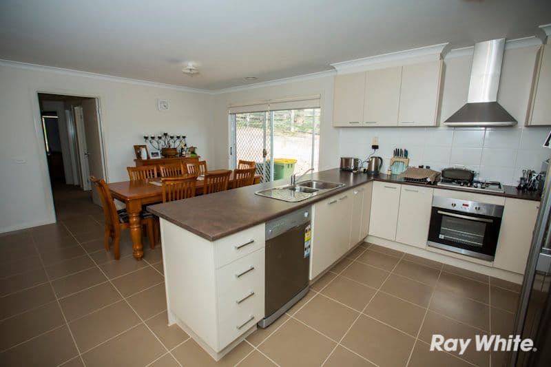 8 Penarie Place, PAKENHAM VIC 3810, Pakenham - Thumbnail 3