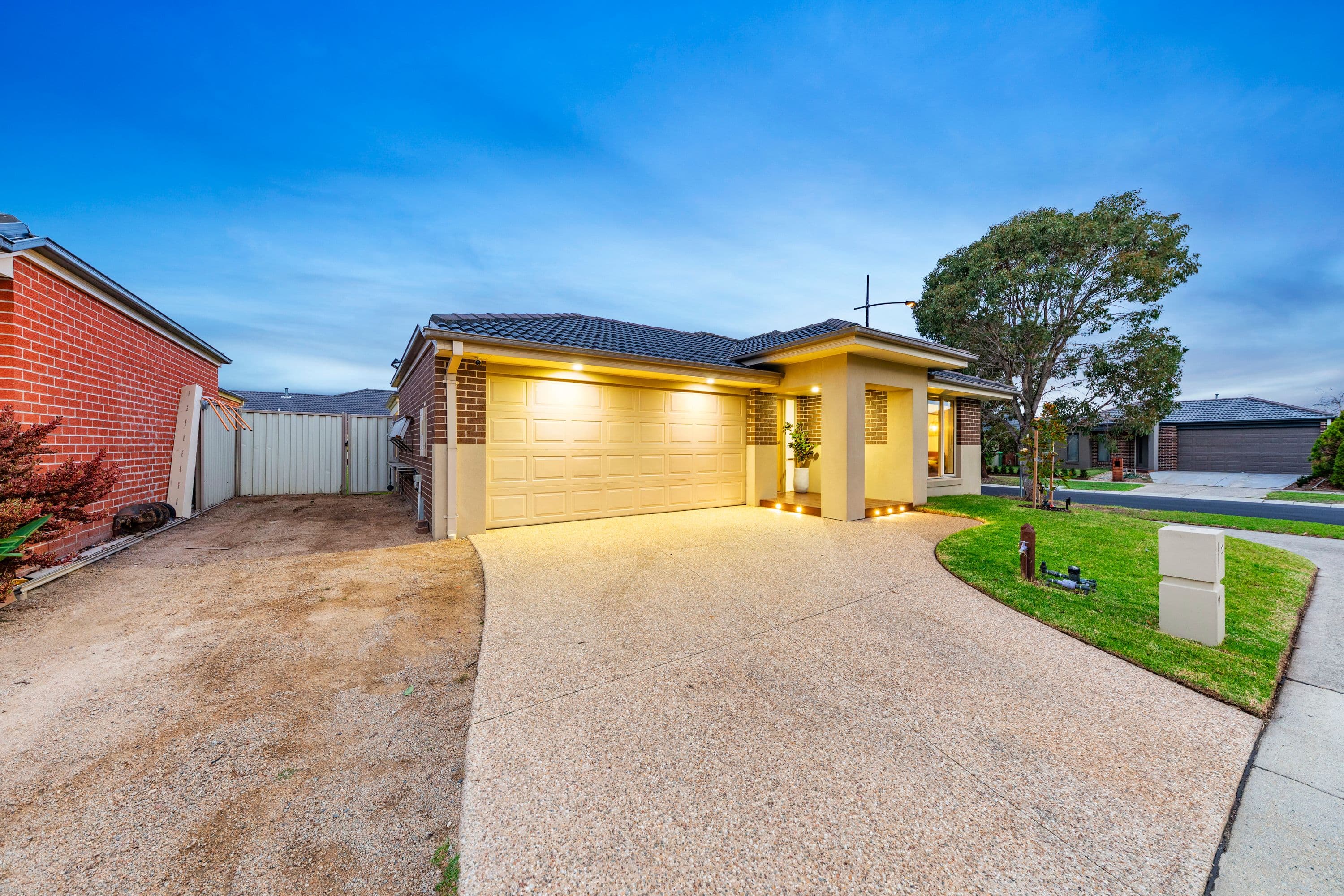 2 Unicorn Street, Pakenham VIC 3810, Pakenham - Thumbnail 3