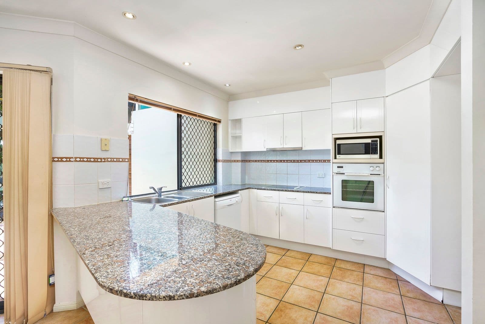 Villa 3 "Portsmouth" 125 Santa Cruz Boulevard, Clear Island Waters QLD 4226, Clear Island Waters - Thumbnail 4
