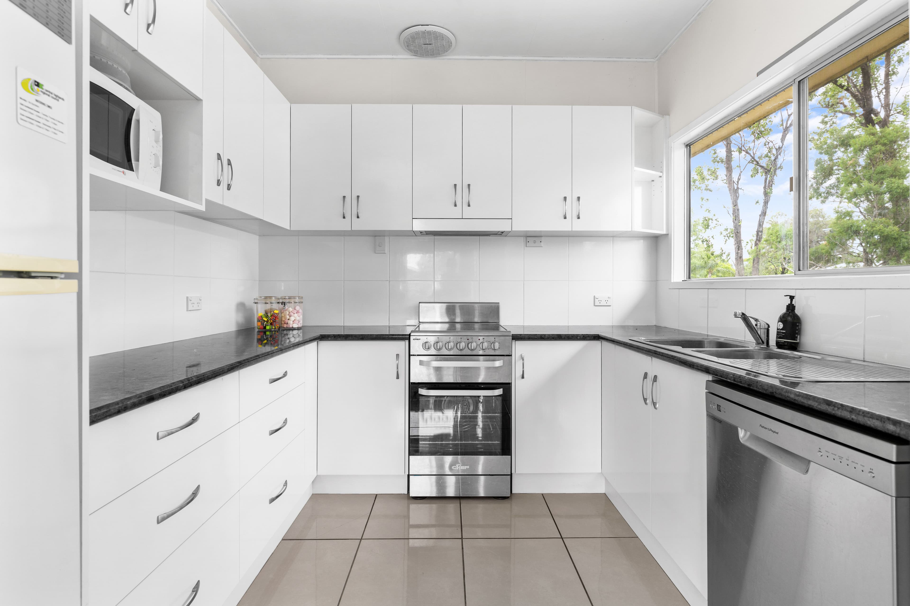 21 Centenary Drive, Emerald QLD 4720, Emerald - Thumbnail 6
