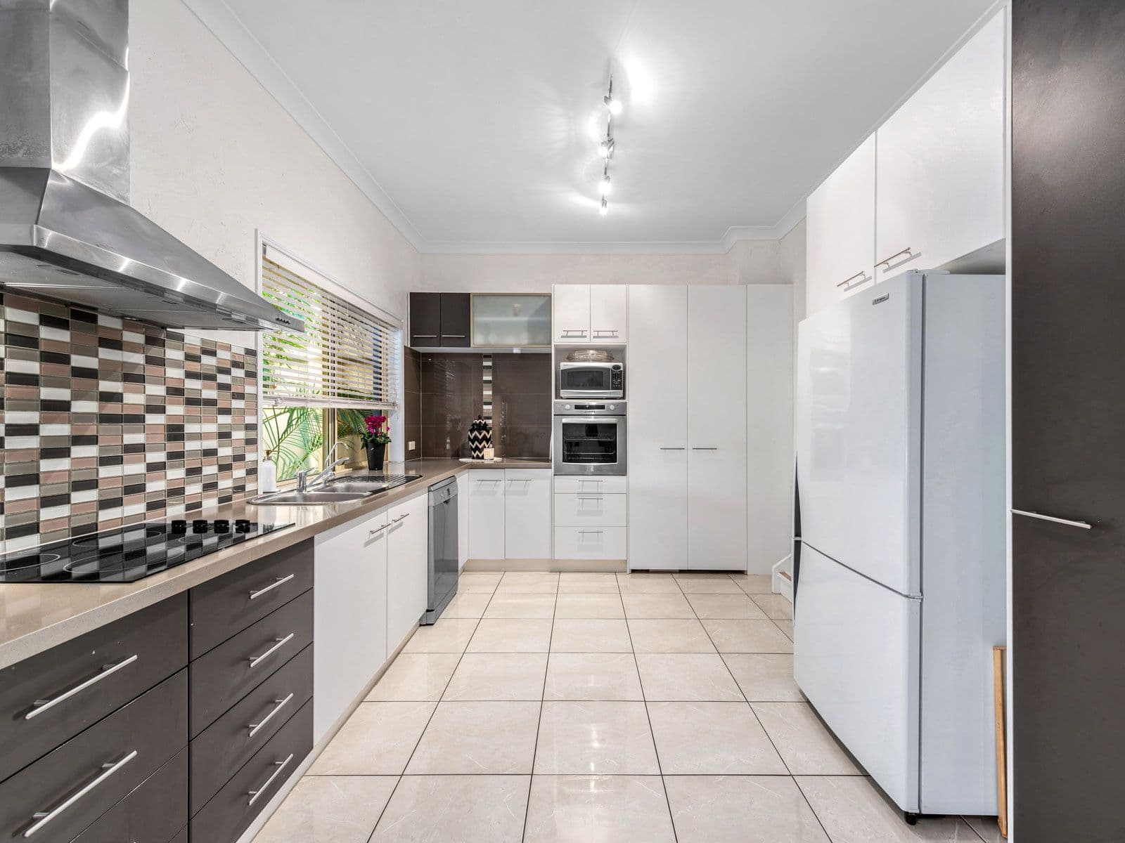 165 Strong Avenue, Graceville QLD 4075, Graceville - Thumbnail 2