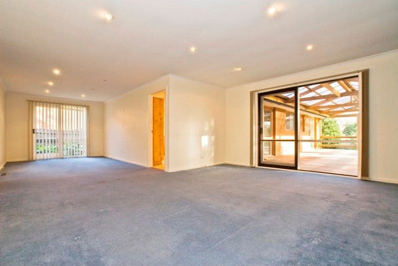 10 HELSTON Court, CROYDON HILLS VIC 3136, Croydon Hills - Thumbnail 2
