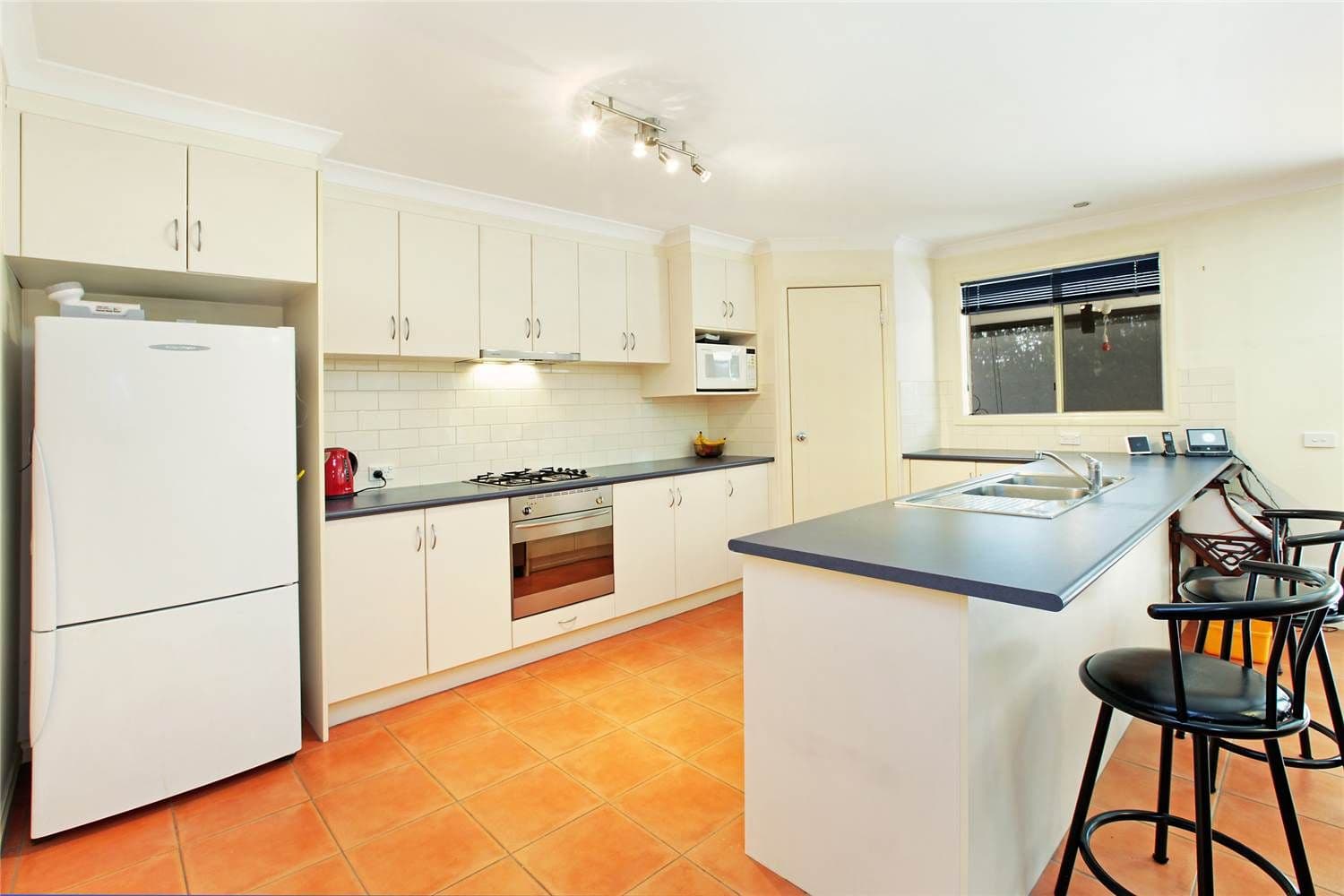 33 Oakwood Crescent, WAURN PONDS VIC 3216, Waurn Ponds - Thumbnail 3